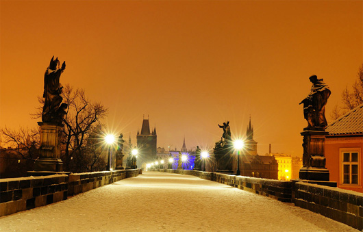 День Святого Валентина в Праге Карлов мост